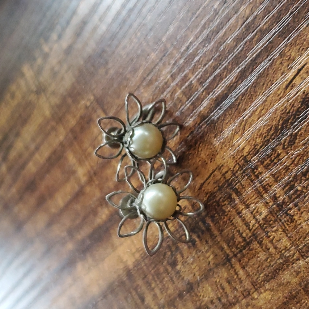 vintage screw back daisy earrings